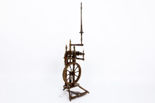 antique spinning wheel || Mooi antiek spinnewiel - hoogte : 148 cm