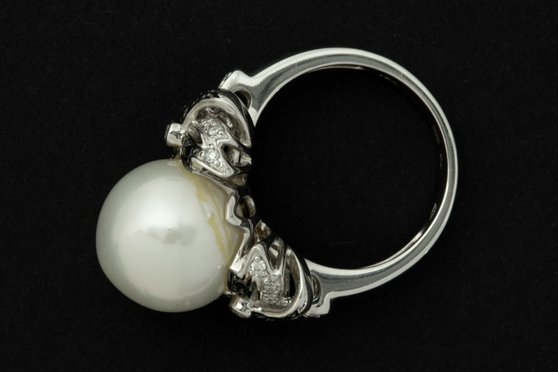 ring in white gold (18 carat) with a quite big South Sea pearl and more than 0,30 carat of black and - Bild 2 aus 2