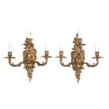 pair of Louis XV style wall lights in gilded bronze || Paar applieken in gedoreerde brons met