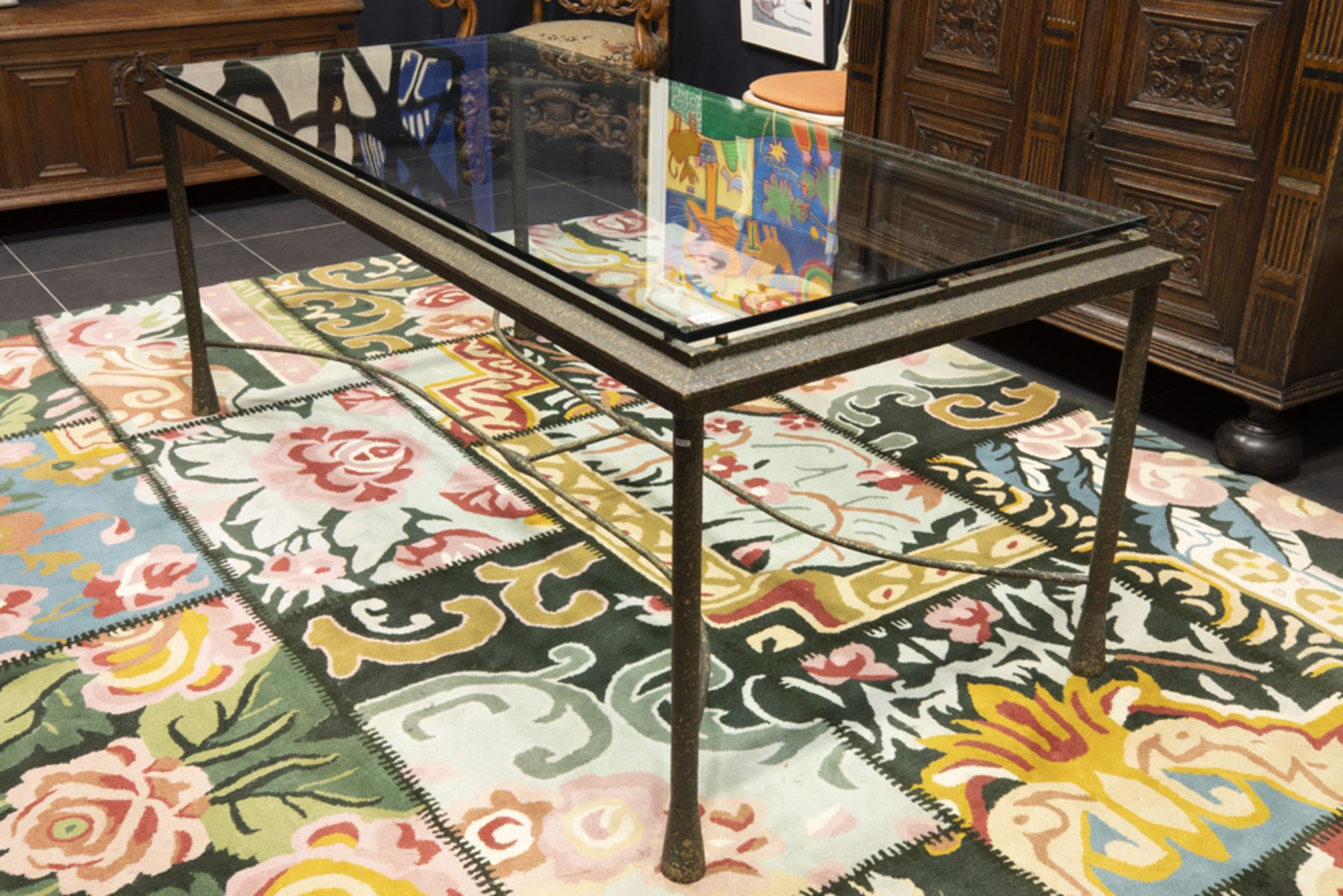 nineties' design table in patinated metal and clear glass || Nineties' design tafel met onderstel in