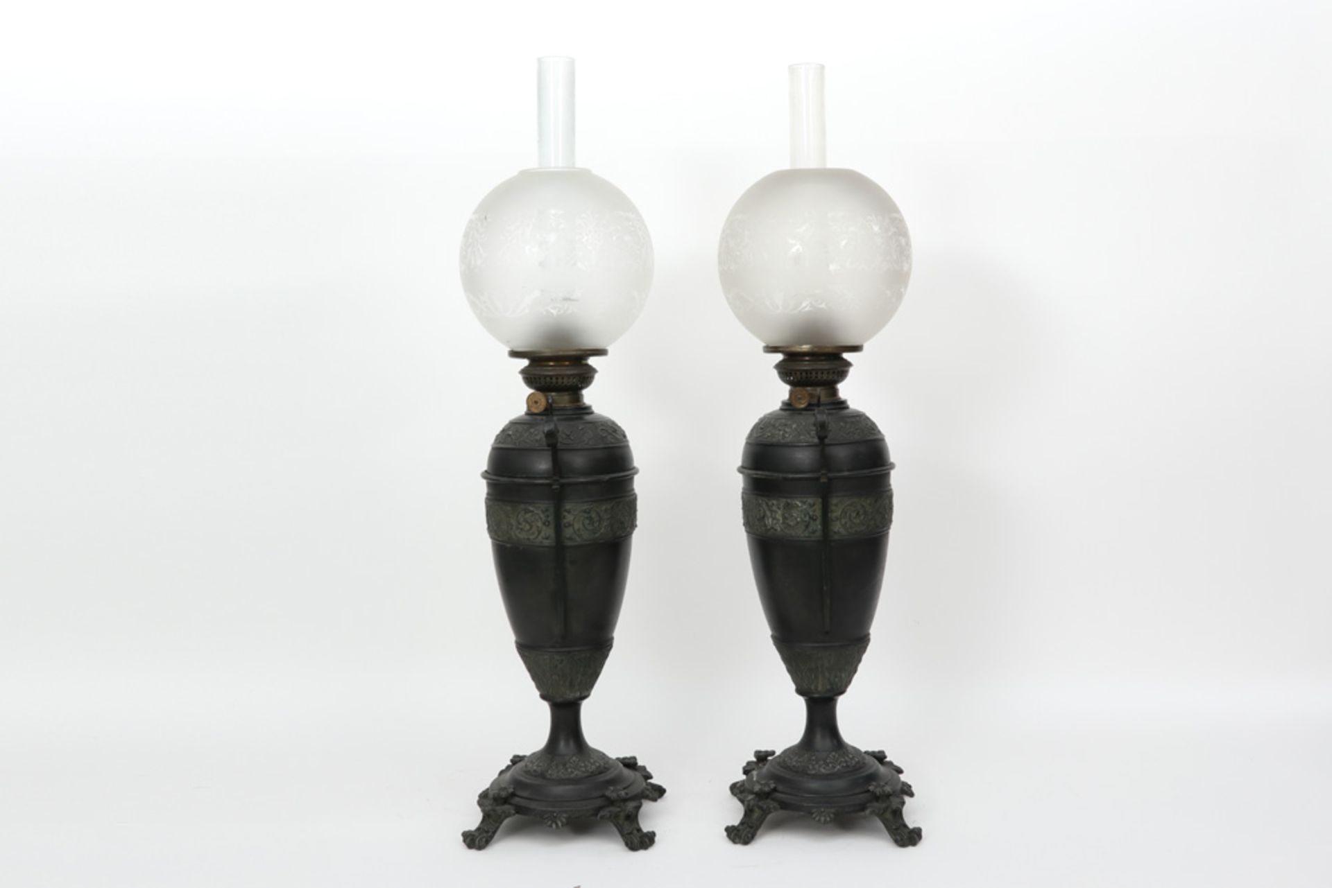 pair of antique paraffin lamps in patinated metal with neoclassical ornamentation || Paar antieke - Image 2 of 2