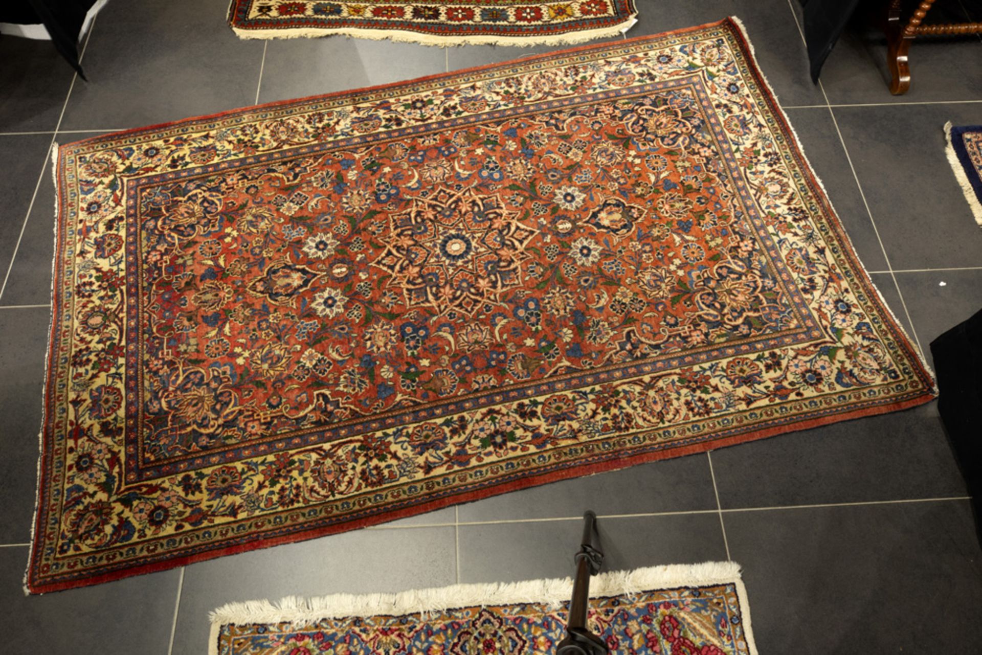 semi-antique Persian Kashan in wool with a classic design in nicely patinated colors || Semi-antieke