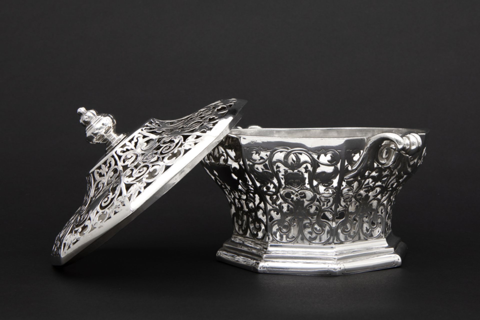 antique English lidded bowl in George Thomas Fox & George Fox signed and marked silver || GEORGE - Image 2 of 4