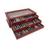 collection of circa 50 fountain pens in a small box || Verzameling van circa 50 vulpennen in een