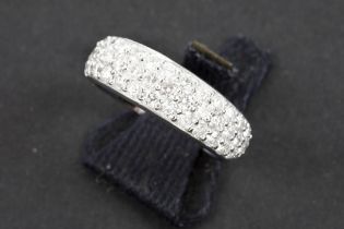 ring in white gold (18 carat) with at least 1,40 carat of very high quality brilliant cut