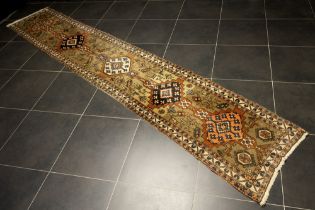 Persian vintage Meshkin runner in wool || Perzische vintage Meshkin - loper met een tekening met