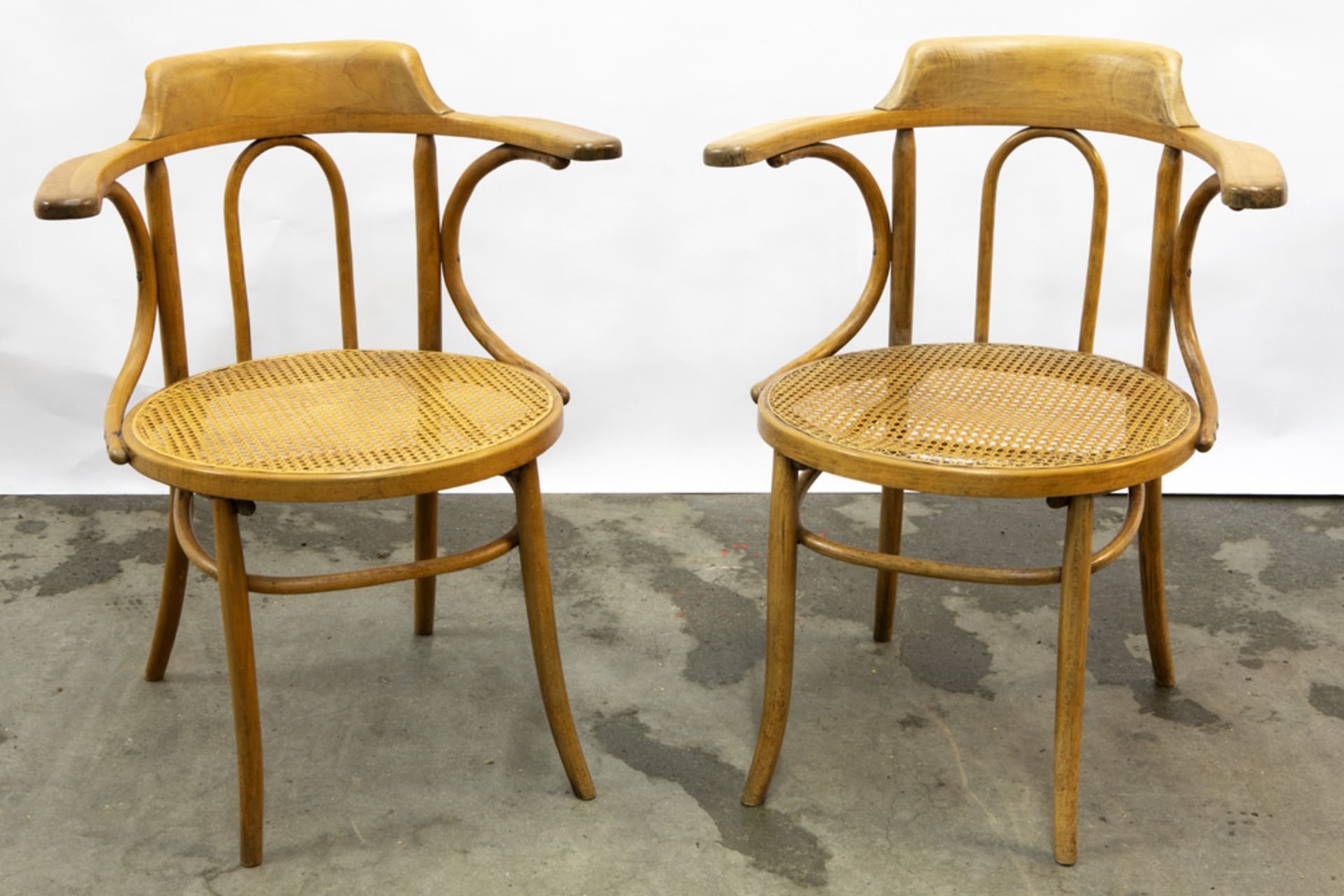 pair of Thonet style armchairs || Paar "Thonet" - armstoelen met ronde zitting met cannage - ca 1900