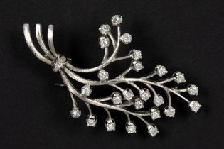 sixties' vintage brooch in white gold (18 carat) with ca 1 carat of quality Swiss' cut diamonds ||
