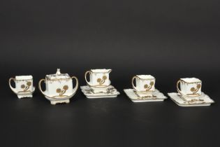 8pc Art Nouveau set in presumably English ceramic with gold whiplash ornamentation || Achtdelig