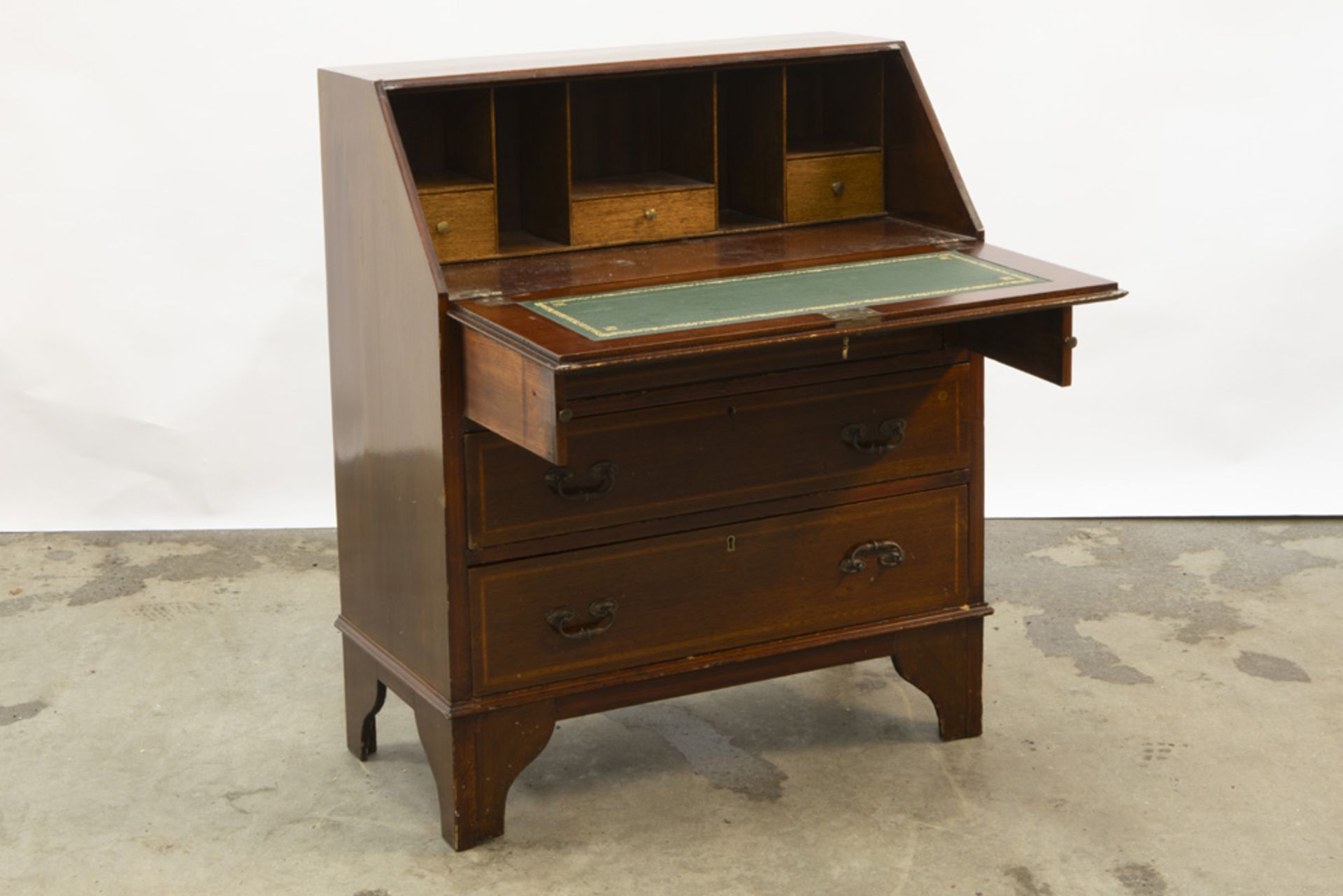 English secrétaire in mahogany || Engelse secretaire in acajou met neervallend blad en drie laden - Image 2 of 2