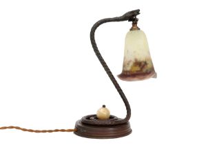 Müller frêres Lunéville signed Art Deco lamp with a bronze snake-shaped base and a shade in pâte