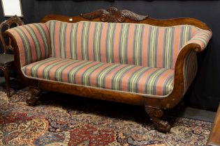 antique Charles X style settee in mahogany || Antieke Charles X-canapee met typische liervorm en