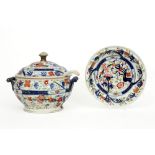 antique lidded tureen in English ceramic with polychrome decor || Antieke gedekselde terrine in