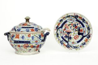 antique lidded tureen in English ceramic with polychrome decor || Antieke gedekselde terrine in