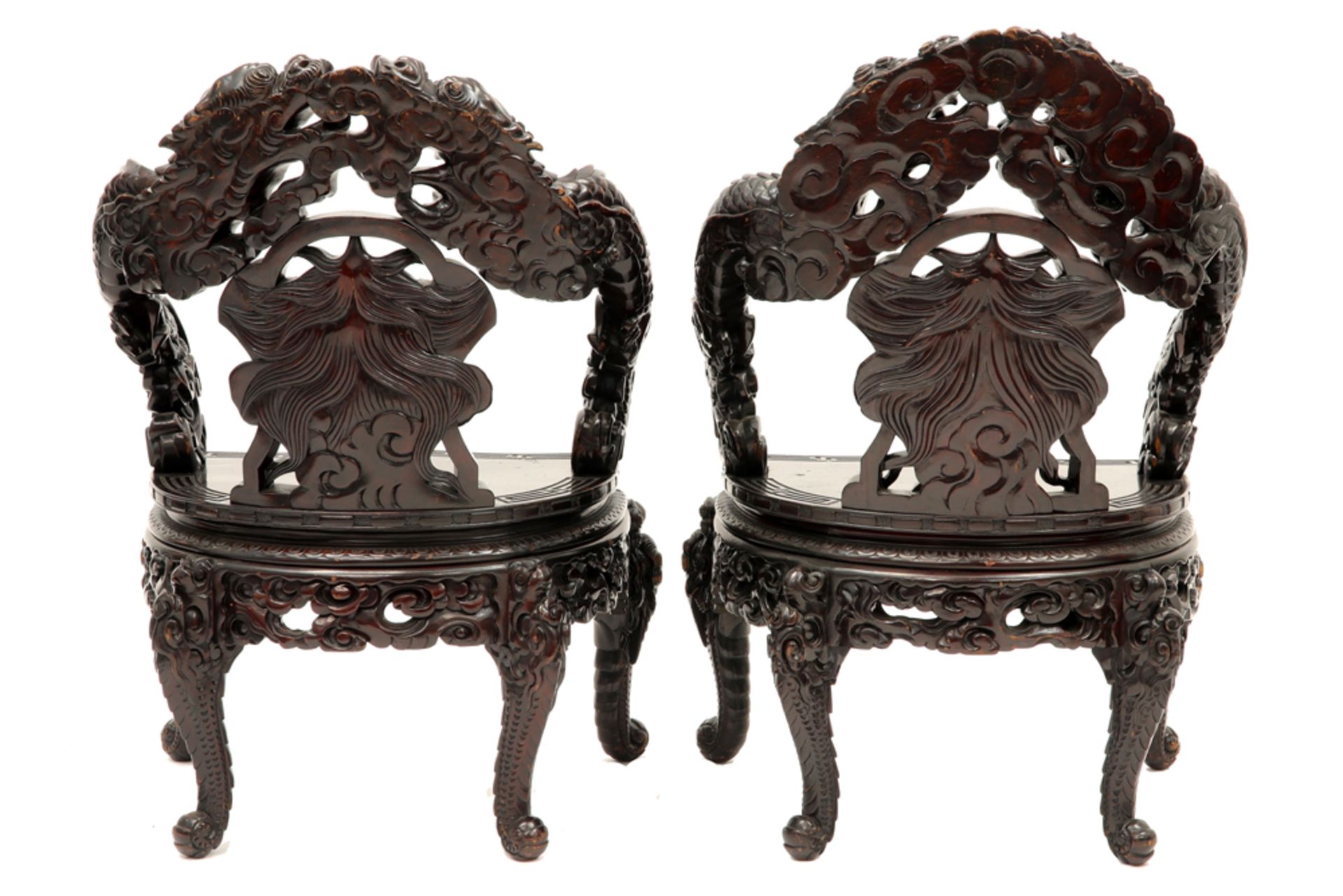 pair of antique Chinese armchairs in richly sculpted wood with a decor of dragons || Paar antieke - Bild 4 aus 4