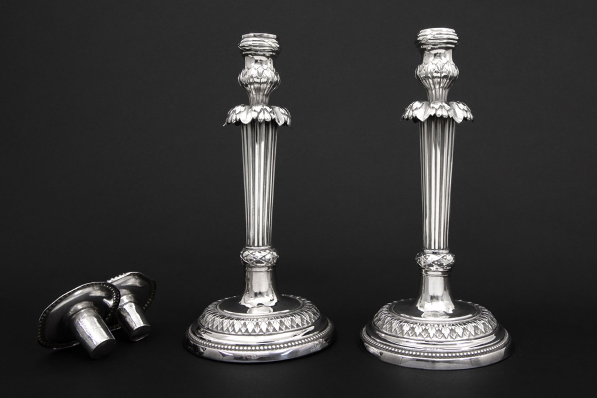 pair of antique, probably English, neoclassical candlesticks in silver with illegibly marks || - Image 3 of 5