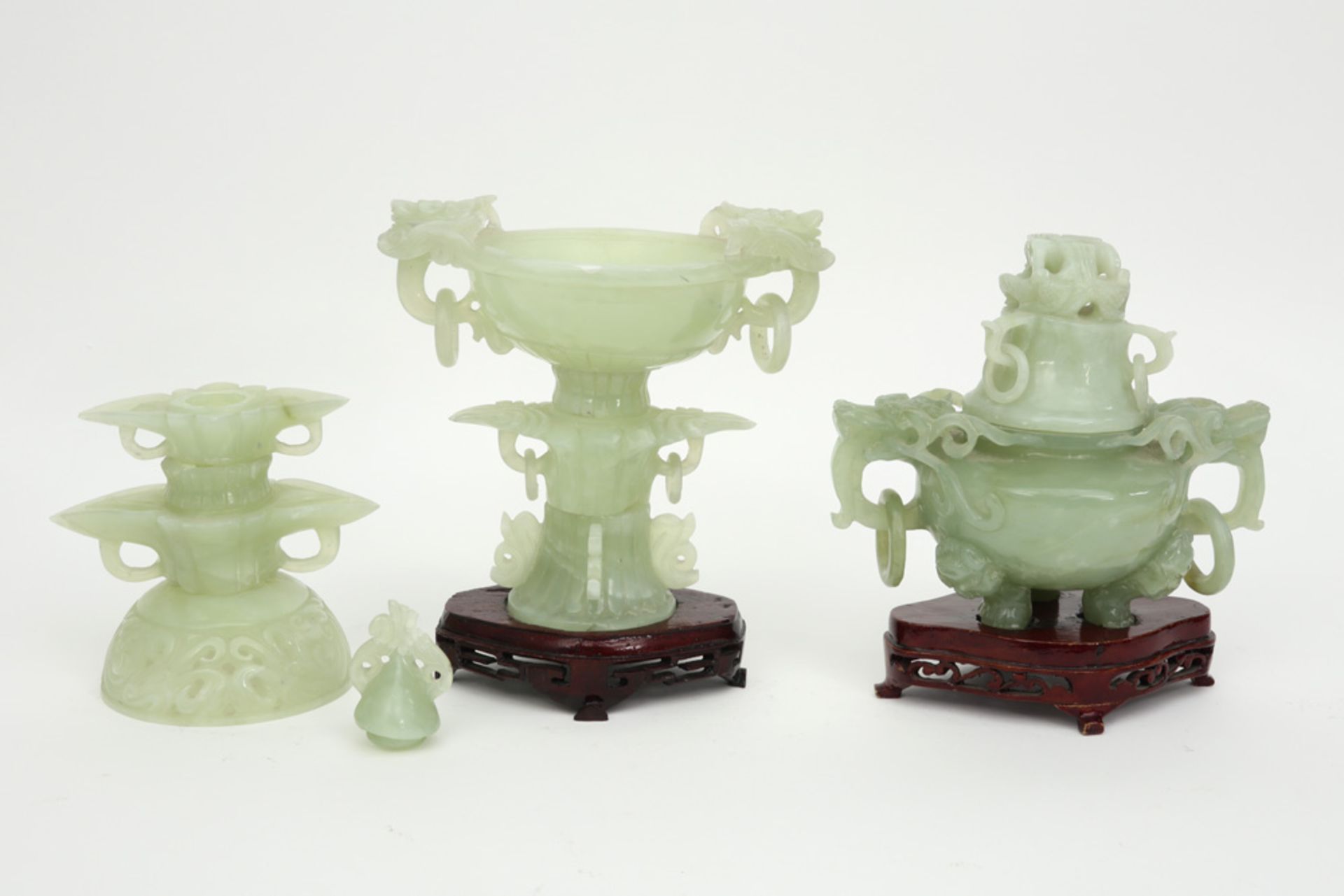two Chinese sculptures in jade || Lot van twee Chinese sculpturen in jade, telkens met de - Image 3 of 4