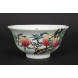 Chinese bowl in marked porcelain with a polychrome decor with peaches || Mooie Chinese bowl in