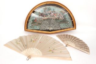 three antique fans of which one is framed || Lot van drie antieke waaiers, waarvan er één ingekaderd