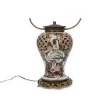 antique vase in Samson porcelain with openwork and with an Imari decor - made into a lamp || Antieke