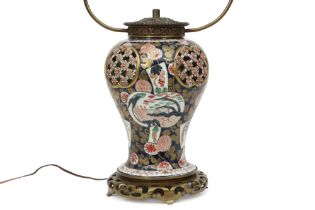 antique vase in Samson porcelain with openwork and with an Imari decor - made into a lamp || Antieke