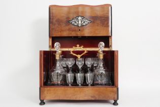 19th Cent. liquor cellar in walnut with inlay and with its content || Negentiende eeuwse