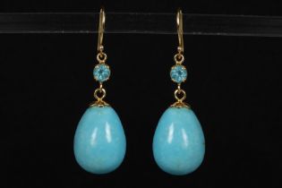nice pair of earrings in yellow gold (18 carat) each with an Apatite and a dropshaped turquoise ||