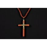 necklace with coral beads and with a cross in coral and gold || Collier met bolle kralen koraal en