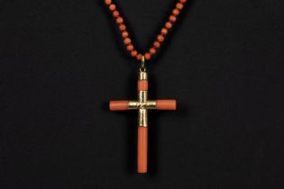 necklace with coral beads and with a cross in coral and gold || Collier met bolle kralen koraal en