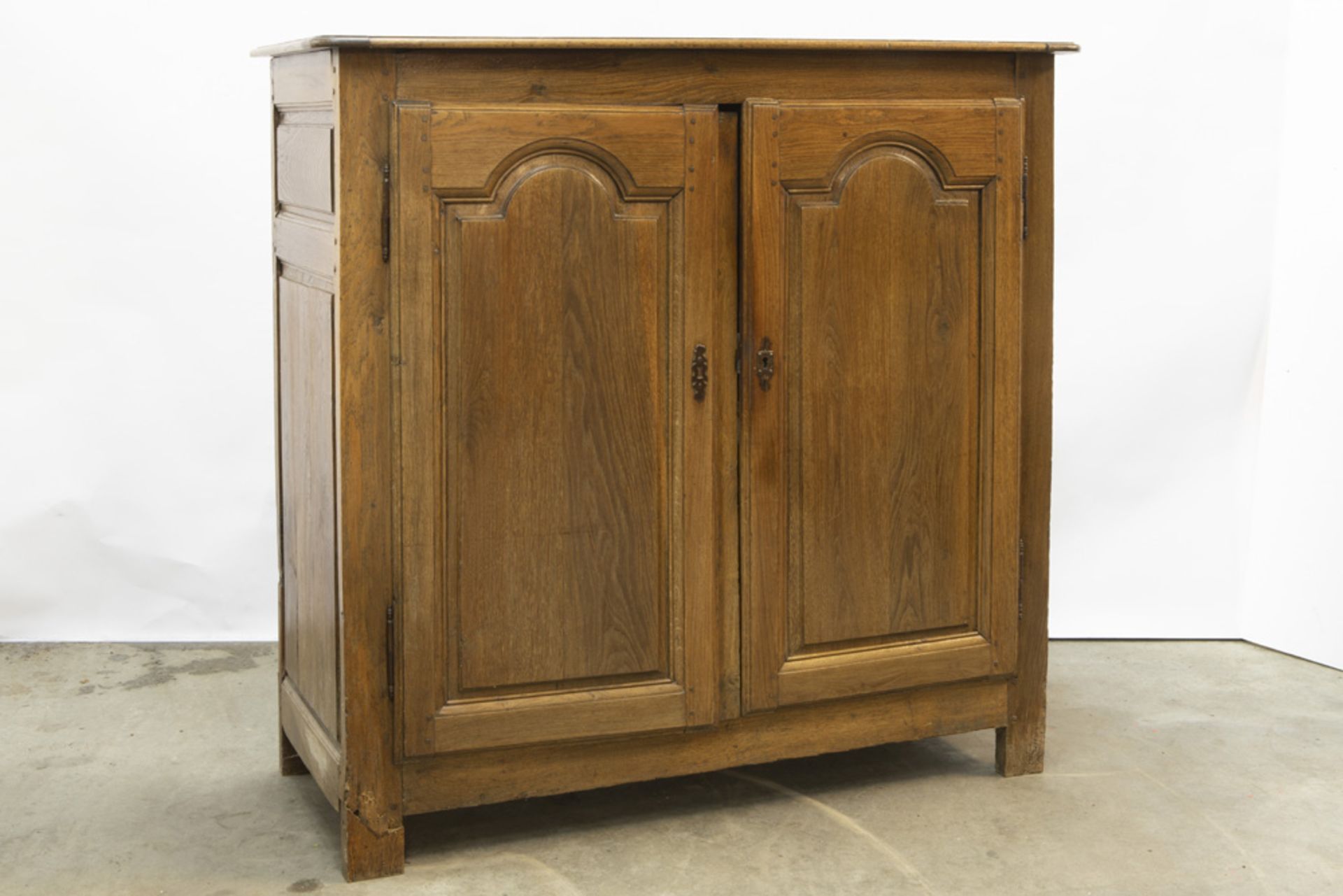 antique French oak sideboard || Antieke Fransregionale dresse in eik met twee deuren