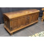 17th Cent. Renaissance style chest in oak and ebony || Zeventiende eeuwse renaissance-koffer in