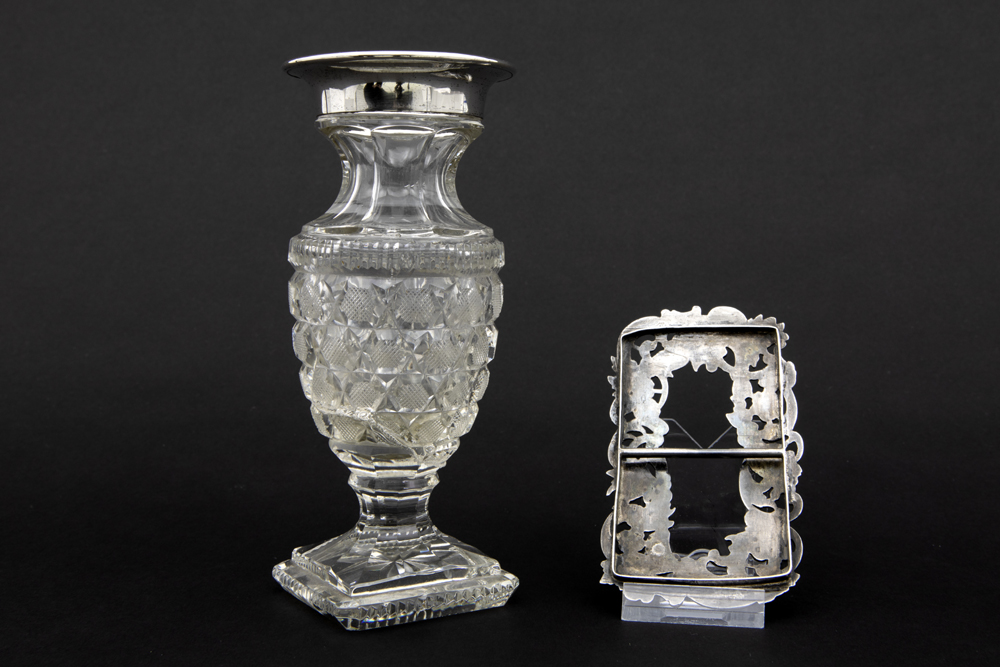 small vase in crystal and silver & a silver belt buckle || Lot van een vaasje in kristal en zilver - Image 2 of 2