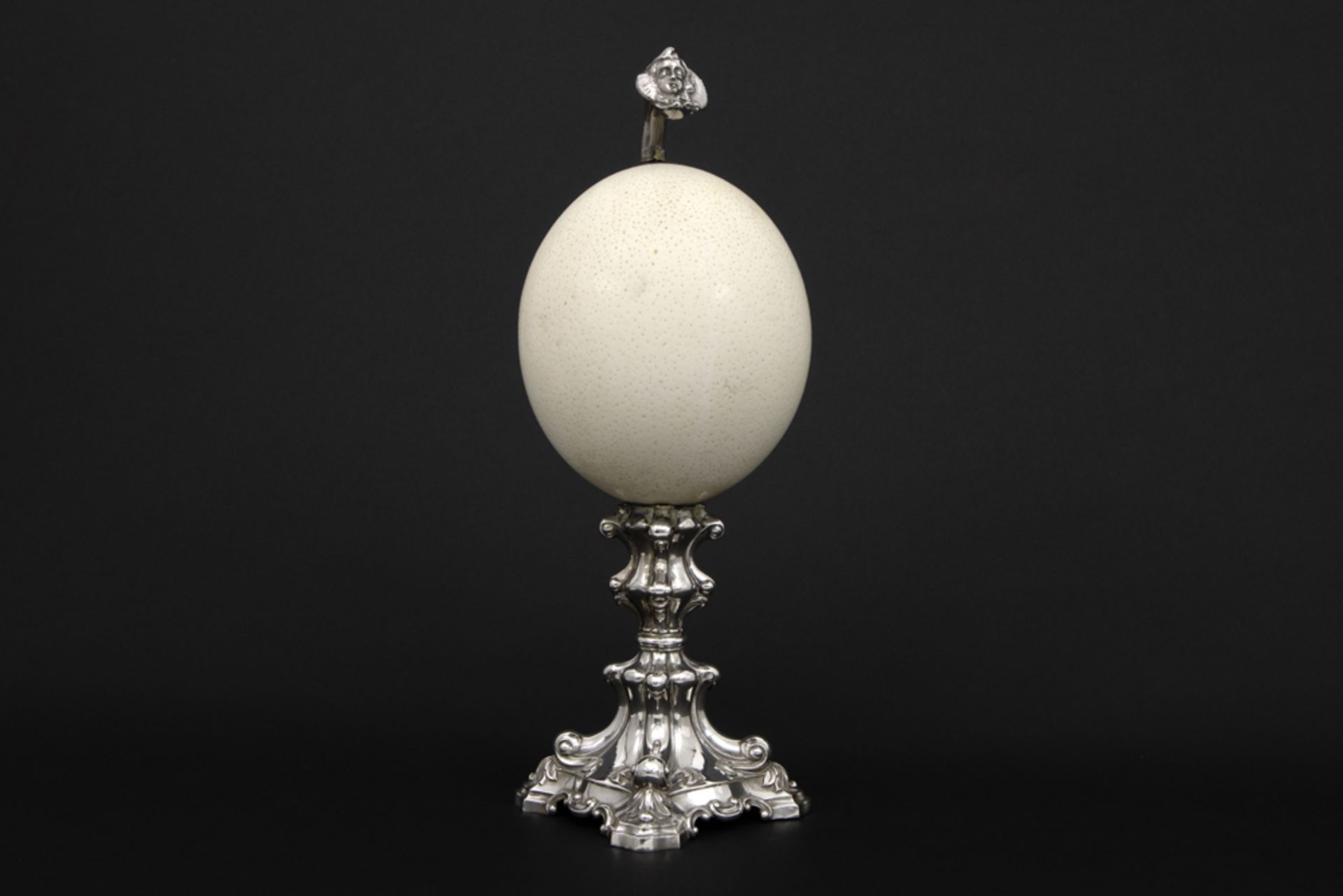 baroque style ornamental piece with an ostrich egg on a silver base || Barok sierstuk met een