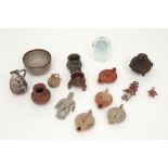 small collection of archaeological finds in earthenware and a small glass pitcher || Kleine