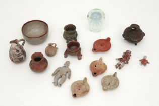 small collection of archaeological finds in earthenware and a small glass pitcher || Kleine