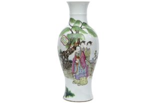 antique Chinese vase in marked porcelain with a polychrome decor with four figures || Antieke