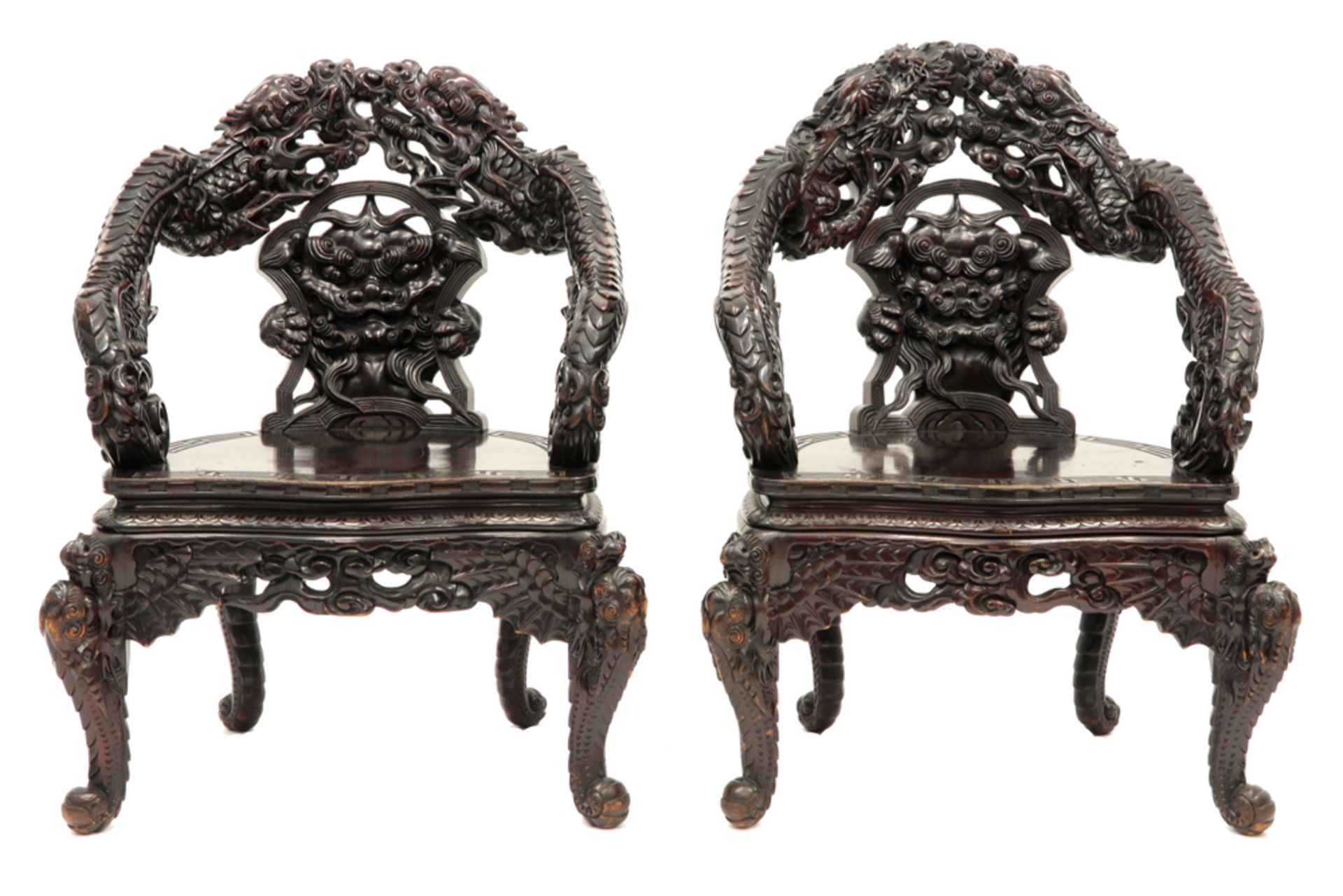 pair of antique Chinese armchairs in richly sculpted wood with a decor of dragons || Paar antieke - Bild 2 aus 4