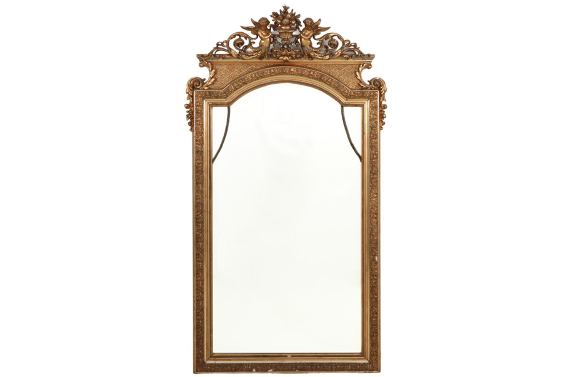 mirror with an antique baroque style gilded frame with cupids || Gebisotteerde spiegel met een