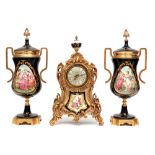 3pc garniture in Limoges marked porcelain a pair of vases and a clock || Driedelige garnituur in