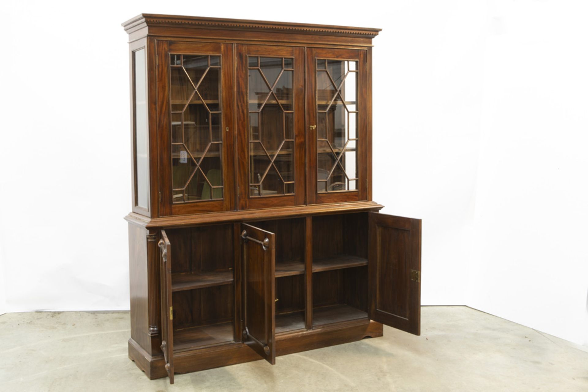 small library bookcase in mahogany || Klein bibliotheekmeubel in acajou met onderaan drie deuren - Image 2 of 2