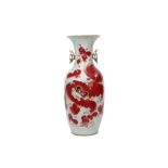antique Chinese vase in porcelain with a decor with temple lion in sanguine colors || Antieke