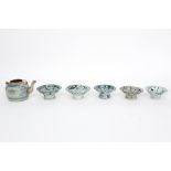 six small Chinese items in porcelain with blue-white deocr : five tazzas and a teapot || Lot (6)