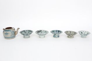 six small Chinese items in porcelain with blue-white deocr : five tazzas and a teapot || Lot (6)