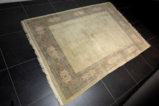 nineties' handknotted Nepalese rug in wool || Handgeknoopt Nepalees tapijt met typisch design van de