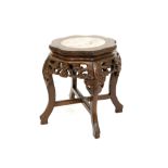 Chinese pedestal in sculpted wood with a marble top || Chinese bijzettafel in typisch gesculpteerd