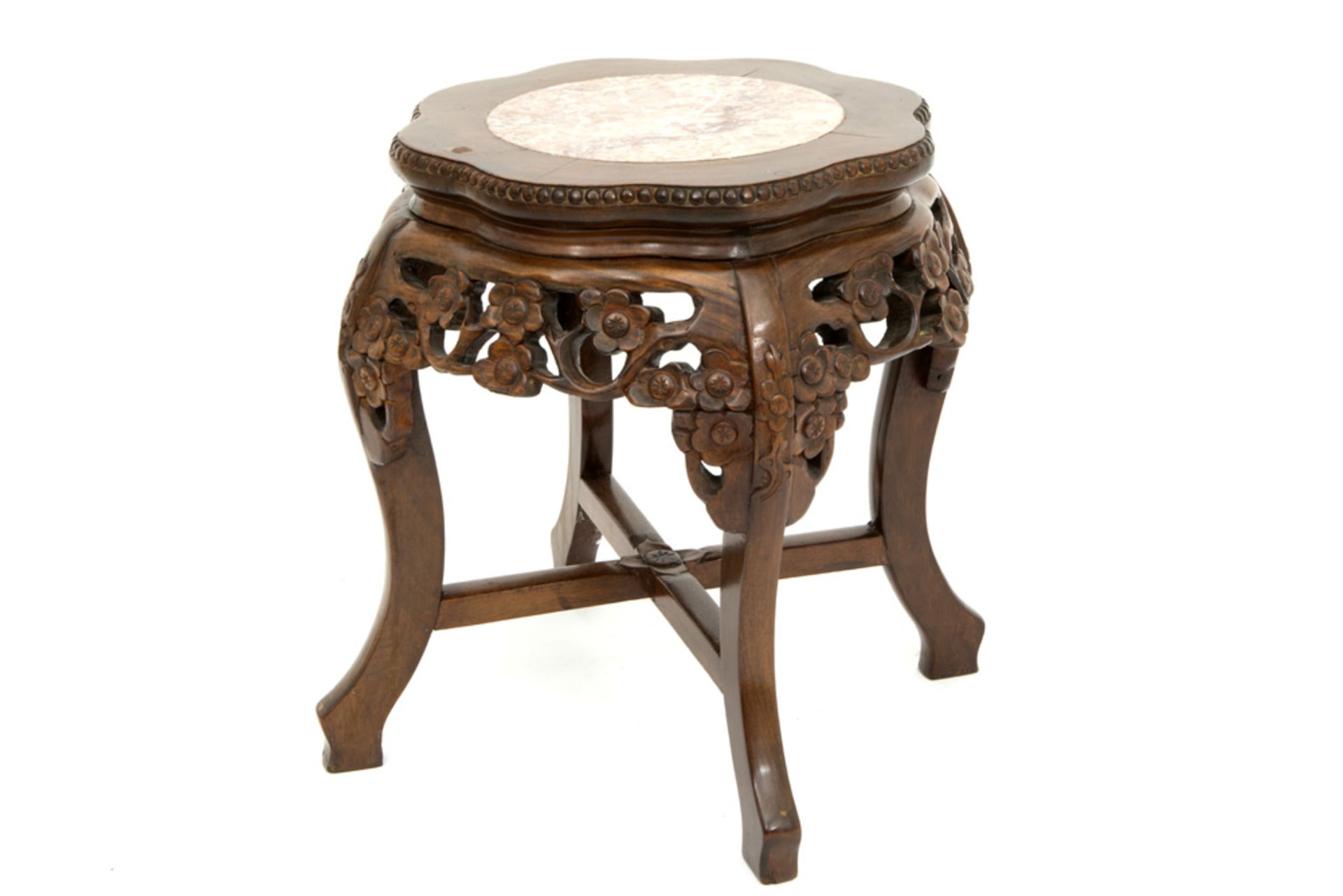 Chinese pedestal in sculpted wood with a marble top || Chinese bijzettafel in typisch gesculpteerd