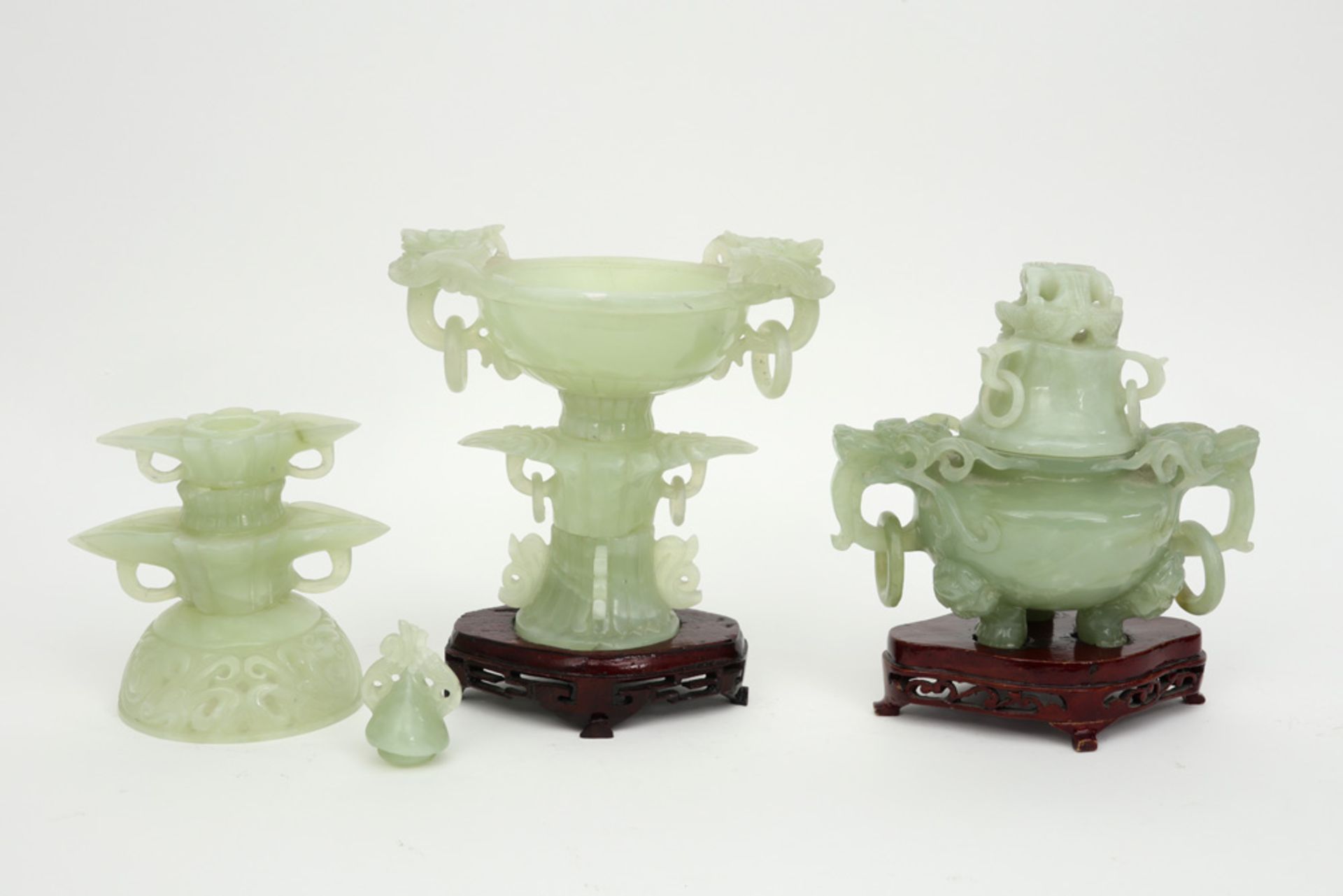 two Chinese sculptures in jade || Lot van twee Chinese sculpturen in jade, telkens met de - Image 4 of 4