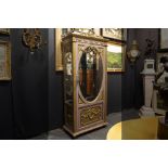 neoclassical display cabinet in gilded and painted wood || Neoclassicistisch vitrinemeubel in
