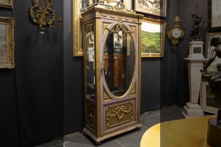 neoclassical display cabinet in gilded and painted wood || Neoclassicistisch vitrinemeubel in