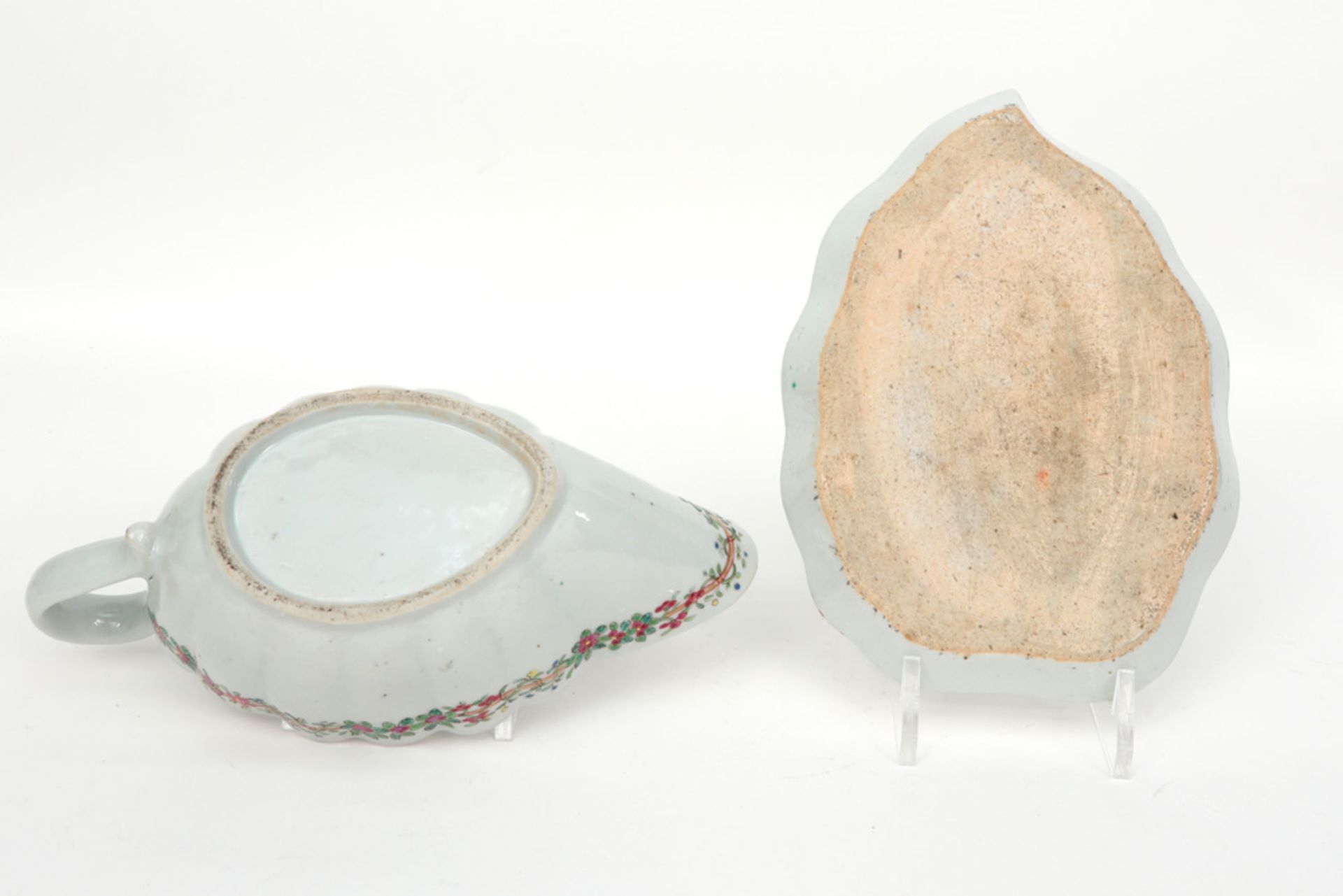 18th Cent. Chinese set of sauce boat and its tray in porcelain with a floral 'Famille Rose' decor || - Image 3 of 4